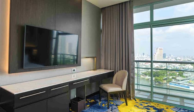 Grand Room Skyline River View 2_17046
